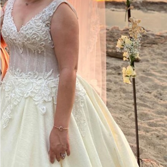 Wedding dress - Picture 3 of 6